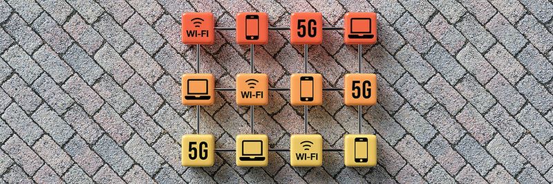 Mit der Erweiterung des Funk-Spektrums hat Wi-Fi 6E nun in Sachen Leistungsfähigkeit zu 5G aufgeschlossen – stellt sich also die Frage, welche Technik für welches Einsatzgebiet taugt.