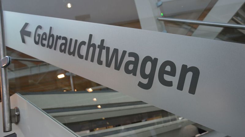 Die aktuellen Lieferschwierigkeiten in der Automobilbranche machen es dem Gebrauchtwagengeschäft schwer.