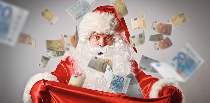 Von Weihnachtsgeld profitieren vor allem Arbeitnehmer mit Tarifvertrag. Die Höhe der Sonderzahlung hängt von der jeweiligen Branche des Unternehmens ab.