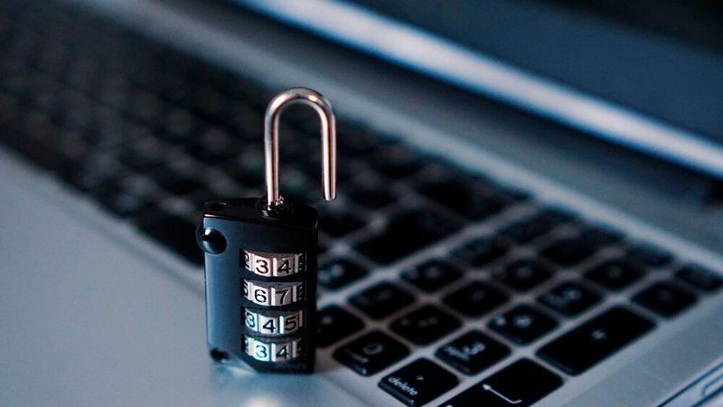 Unternehmen sollten so schnell wie möglich ihre Software aktualisieren, um die Sicherheitslücke zu schließen. In manchen Fällen dürften weitere Maßnahmen nötig sein.