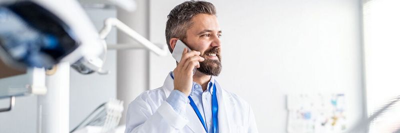 Zahnärzte können ihren Mitarbeitern den Arbeitsalltag mit einer Cloud-Telefonielösung erleichtern.
