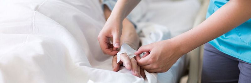 Die wenigsten Pflegekräfte haben noch Freude an ihrem Beruf, da sie chronisch überlastet sind. Healthcare-Start-ups sorgen mit verschiedenen Lösungsansätzen für Erleichterungen.