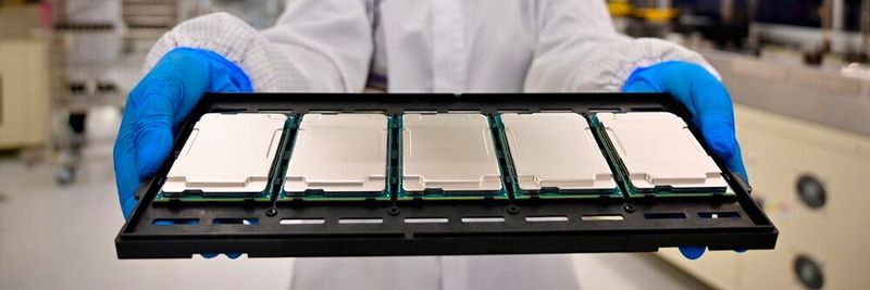 Am Intel-Standort in Kulim, Malaysia, gefertigte Intel Xeon Scalable Prozessoren der 3. Generation ("Ice Lake"). Intel plant, in den nächsten zehn Jahren 7 Mrd. US-$ in den Ausbau sdeiner dortigen Anlagen zur Fertigung und Erforschung fortschrittlicher IC-Packaging-Technologien zu stecken.