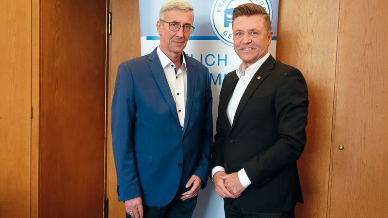 ZDK-Geschäftsführer Werner Steber (l.) und Bundesinnungsmeister Wilhelm Hülsdonk erläutern im neuen Podcast des Kfz-Gewerbes, was „Serma“ für die Betriebe bedeutet und wie es funktioniert.