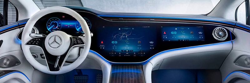 Der „Single-Pane-of-Glas“-Ansatz einer Hybrid-Cloud fand schon den Weg in manches Elektroauto. In der Abbildung: Das MBUX Multimedia System von Daimler mit AR-basierter Navigation im 2022er Mercedes EQS bringt den Vorgeschmack auf die Daimler-Hybrid-Cloud mit sich.