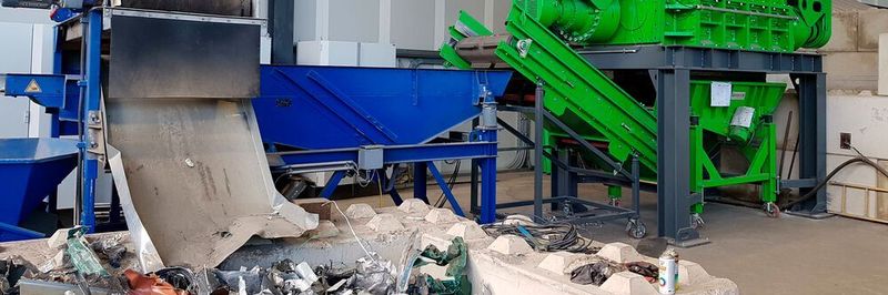 Um die unterschiedlichen Inputfraktionen voneinander zu trennen, werden verschiedene Sortierverfahren in die Gesamtanlage integriert. Im Modus A wird der Aluminiumschrott direkt mittels Greifer oder Stapler in den Vorzerkleinerer, den RM1350, geleitet und anschließend mittels Hammermühle HA800 nachzerkleinert. Die Mischfraktionen werden mithilfe verschiedener Sortiertechniken getrennt und anschließend in kundenseitige Behälter ausgetragen.