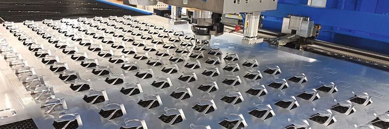 In nur einer Aufspannung und mit einem automatischen Werkzeugwechsel produziert Hungerbühler mit der Multipunch 4020 neuentwickelte Leichtbau-Sicherheitskomponenten für Campingmobile. Von oben werden die 200 Formen gestanzt, die Anlage stellt anschließend die hohen Umformungen von unten her auf.