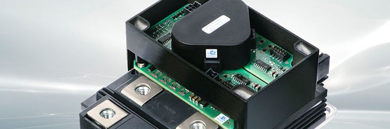 SCALE-iFlex Single Gate-Treiber und LV100 Modul zusammen bilden eine kompakte Einheit für hohe Ströme und Spannungen.