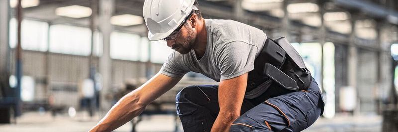 Das Exoskelett hilft in gebeugten Positionen, eine übermäßige Belastung der Bandscheiben zu verringern oder sogar zu vermeiden.