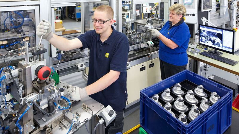 Mitarbeiter bei der Endmontage der Kühlmittelpumpe CWA 400a im Werk Hartha.