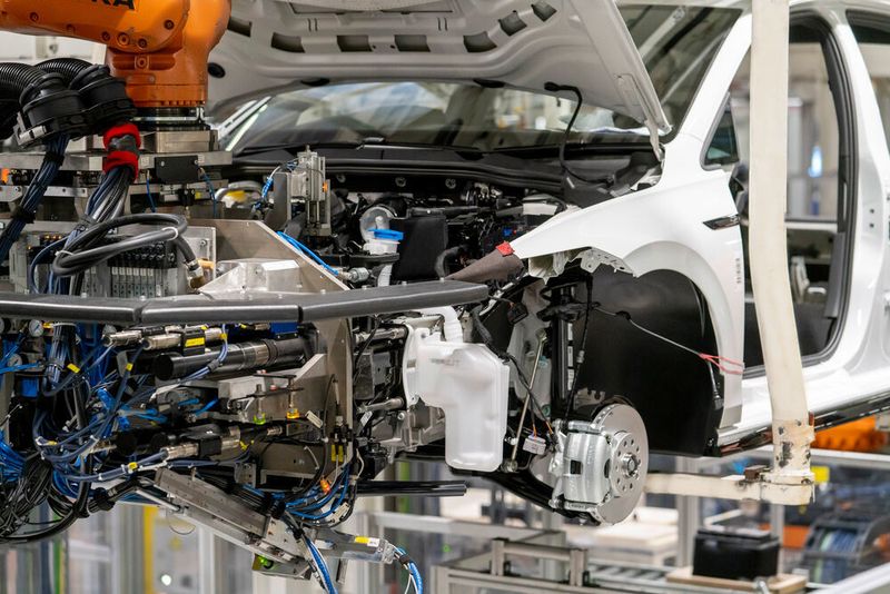 Produktion in Wolfsburg: Einbau des Frontends für den Golf 8.