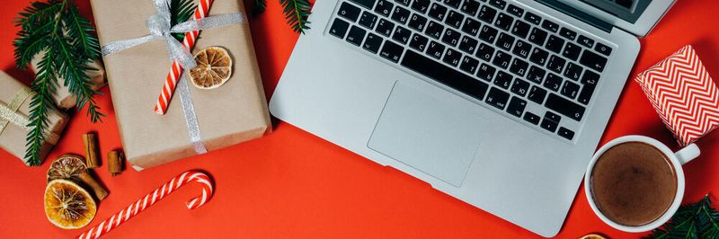 Im Weihnachtsurlaub doch erreibar sein. 53 Prozent der deutschen Arbeitnehmer checken wärend der Festtage ihre Mails.