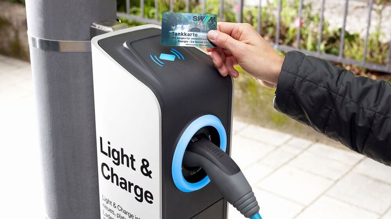 Lowago will E-Autofahrern dabei helfen, den richtigen Ladetarif zu finden.
