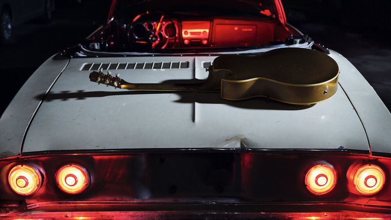 Die Gitarre auf der Motorhaube: Bryan Adams bringt sich schon auch selbst in die Konzeption des Pirelli-Kalenders 2022 ein.