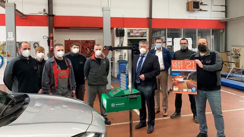 Übergabe des Scheinwerfereinstellgerätes mit Heiko Schmitt, Inhaber und Geschäftsführer des Autohauses Kirschweiler (rechts), Florian Knepper, Betriebsleiter und Kfz-Technikermeister (3.v.l.), Jeffrey Kilian, ZDK (4.v.r.) und Uwe Neff, Hella Gutmann (3.v.r.).