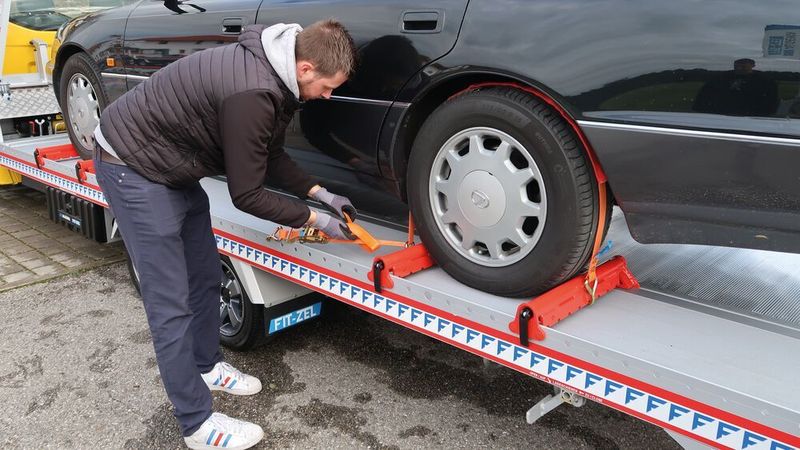 Dreipunktgurte, längs über die Räder gezogen, bieten weniger Fehlerpotenzial als die branchenüblichen Trapezgurte.
