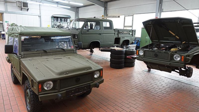Eine Spezialität im Autohaus Vögler ist der Umbau von T3-Dokas im Military-Stil. Das dritte Exemplar (hinten) nähert sich der Fertigstellung. Mit dem VW Iltis möchte Vögler diesen Erfolg wiederholen.