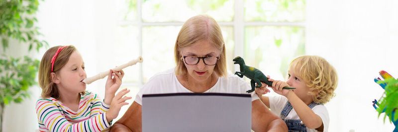 Eine bessere Vereinbarkeit und Beruf und Privatleben schätzen viele Arbeitgeber an Hybrid Work. Das gilt jedoch nicht für jeden.