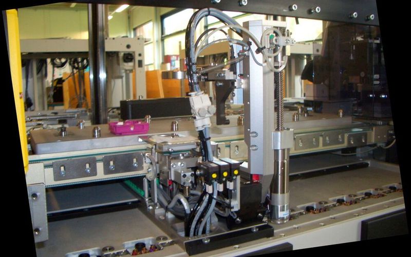 Motoren von Faulhaber sorgen z.B. in Montagestationen für mechanische Uhren für feinfühlige sanfte Abläufe.