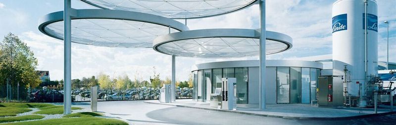Kann die H2-Infrastruktur doch früher als geplant kommen? Untersuchungen mit Erdgas-Wasserstoffgemischen stimmen für Projekte wie diese Gastankstelle optimistisch.