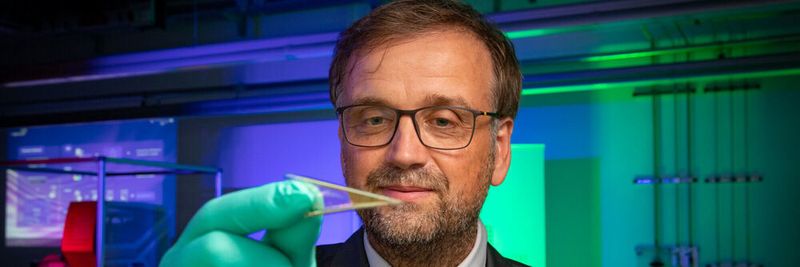 Mikroelektronischer Katheter: Prof. Dr. Oliver G. Schmidt ist Pionier bei der Erforschung und Entwicklung extrem kleiner, formbarer und flexibel einsetzbarer Mikrorobotik. Im Bild hält er eine ultra-flexible, mikroelektronische Folie.
