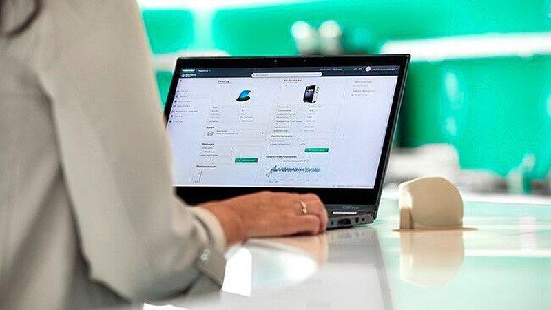 „Processlog“: Mit der eigens für den Freeformer entwickelten App des Kundenportals „Arburgxworld“ lassen sich für AKF-Bauteile vielfältige Prozess- und Bauauftragsdaten übersichtlich darstellen.