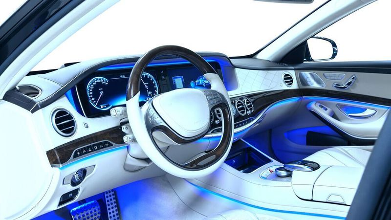 Wenn lichtundurchlässige Substrate voraktiviert werden, lassen sich beispielsweise Zierelemente aus intransparenten Kunststoffen oder Chromringe an Lüftungsschlitzen für eine hochwertige Optik in Autoinnenräumen kleben.
