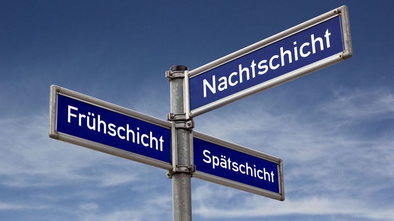 Besonders die Nachtschicht kann einen Menschen belasten. Laut Studien gibt es in dieser Berufsgruppe eine deutlich gesteigerte Rate an Herzerkrankungen.