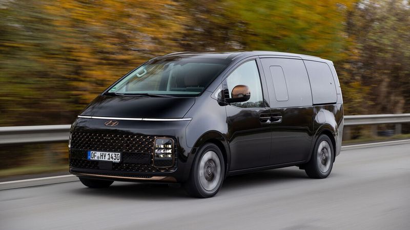 Im Gegensatz zu den Konkurrenten V-Klasse von Mercedes und Multivan von VW sind teure Sicherheits- und Komfort-Features im Preis des neuen Minivan Staria enthalten.