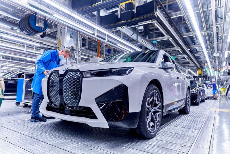BMW-Beschäftigte fertigen den iX im Werk Dingolfing. Das Modell ist laut BMW-Chef Zipse „auf Monate" ausverkauft.