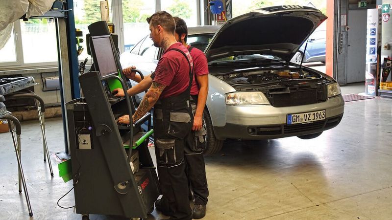 Der defekte Sensor wurde fachgerecht aus- und eingebaut. Doch die Fehlermeldung bleibt bestehen, weil das Ersatzteil von Beginn an defekt war. Etwas, was gerade in vielen freien Werkstätten mittlerweile wohl häufiger vorkommt.
