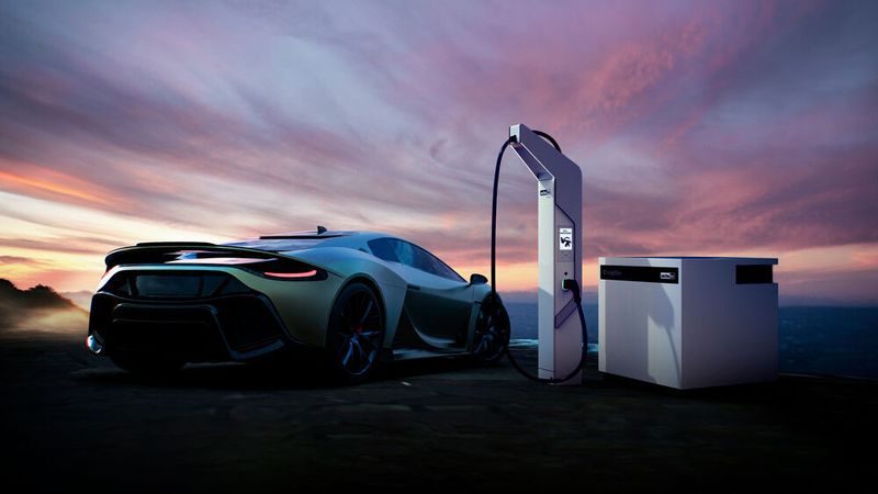 Ads-Tec Energy setzt auf batteriegepufferte Lösungen, die auch bei einem schlecht ausgebauten Stromnetz Schnellladen ermöglichen sollen.
