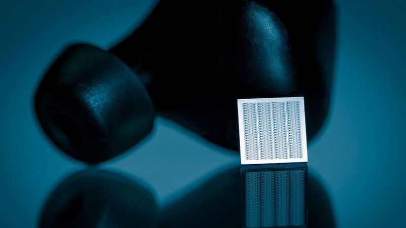 Arioso Systems, eine Ausgründung des Fraunhofer IPMS, hat energieeffiziente, hochminiturisierte MEMS-Mikrolautsprecher aus Silizium für drahtlose In-Ear-Kopfhörer entwickelt.