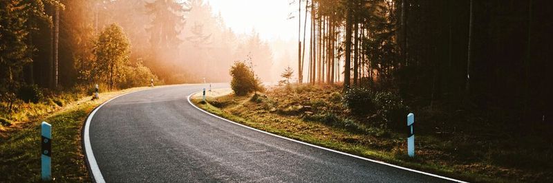 Im Schatten halten Straßen länger: Nicht nur UV-Licht setzt dem Bitumen im Asphalt zu, sondern auch Licht aus dem sichtbaren Spektrum, wie Experimente von Wiener Forschern zeigen.