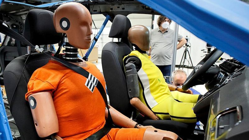 Seit Anfang der 1980er-Jahre arbeitet auch der ADAC mit Dummys bei Crashtests.