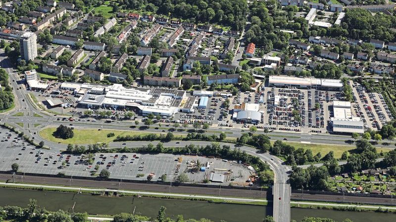 Auf der Automeile Wolfsburg hat sich die Hotz und Heitmann-Gruppe mit einer eigenen Trafostation für die Nachfrage an E-Fahrzeugen gerüstet.