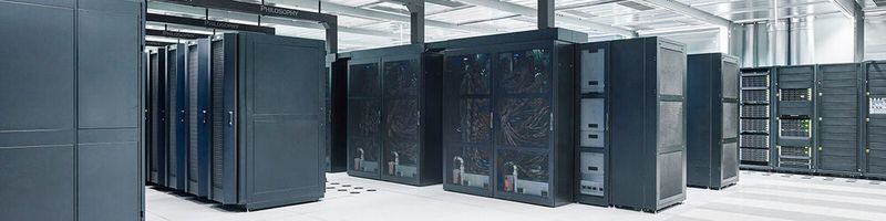 Ein Blick in das Hochleistungsrechenzentrum des HLRS; Das Projekt „PeerDC“ intendiert allerdings den Aufbau eines Registers für alle Rechenzentren, insbesondere Co-Location-Datacenter, um ein nationales Bewertungssystems für Energie-effiziente Datacenter entwickeln zu können.