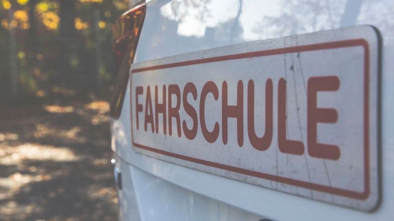 Insgesamt 1,8 Millionen theoretische und 1,6 Millionen praktische Führerscheinprüfungen zählte der TÜV-Verband im Jahr 2021.