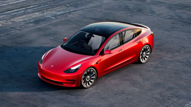 Teslas Model 3 landete im Dezember auf Platz 2 der meistzugelassenen Fahrzeuge in Deutschland.