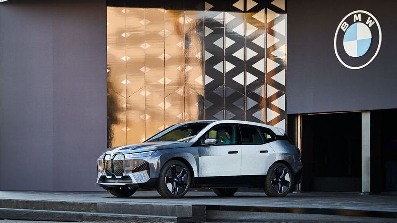 BMW zeigt auf der CES in Las Vegas einen iX, der seine Außenfarbe ändern kann.