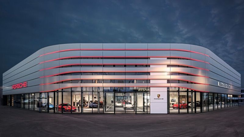 Ende 2020 eröffnete die Hülpert-Gruppe in Dortmund den weltweit ersten Standort in der neuen Porsche-CI.