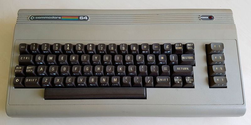 Mit weltweit 17 Millionen verkauften Exemplaren ist der C64 der mit Abstand meistverkaufte Heimcomputer der Welt. Allein in Deutschland wurden mehr als 3 Millionen Geräte abgesetzt. Dabei war die Erfolgsmaschine anfangs vom Commodore-Management nicht gewollt – und musste von seinen Entwicklern im Geheimen entworfen werden.