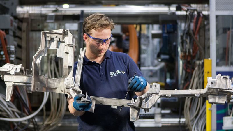 Qualitätsprüfung an einem Instrumententafelträger aus Magnesium.