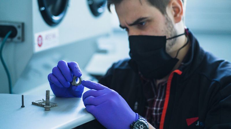 Ein Mitarbeiter von JPB Système prüft die Werkstücke – in den letzten Monaten hat der Luft- und Raumfahrtanbieter das additive Binder-Jetting-Fertigungsverfahren getestet.