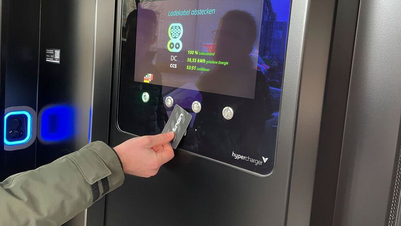 Viele Autohersteller bieten eigene Ladetarife an. Längst nicht alle glänzen dabei mit Transparenz.