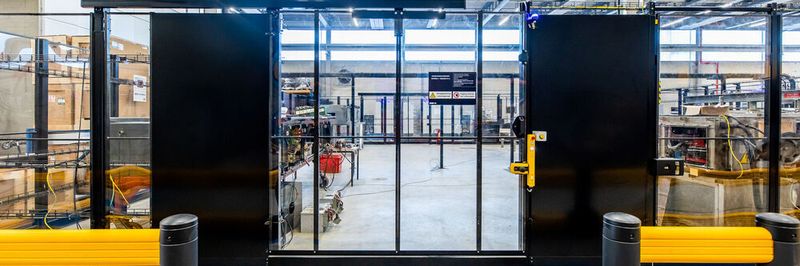 Die Eingänge zum Hochspannungs-Testraum der SNCB lassen sich nur von berechtigten Mitarbeitern per RFID-Tag öffnen.
