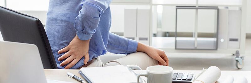 „Ich habe Rücken.“ Die typische Bürokrankheit kann durch eine ergonomische Büroausstattung zumindest abgemildert werden.