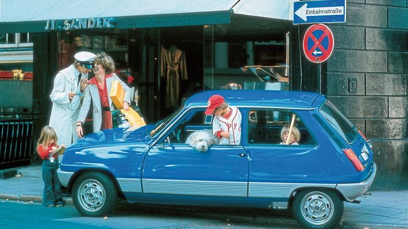 Der praktische Kleinwagen für sämtliche automobilen Transportaufgaben einer modernen Familie: Der R5 war ein großer Erfolg für Renault.