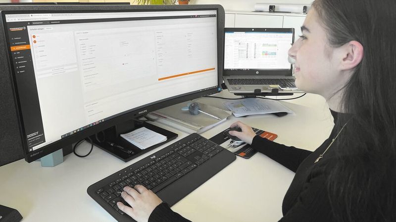 Mit dem digitalen Assistenten wird die Schadenaufnahme für Benutzer noch einfacher. Der Assistent begleitet den Benutzer Schritt für Schritt und gibt Hinweise, wenn Informationen fehlen.