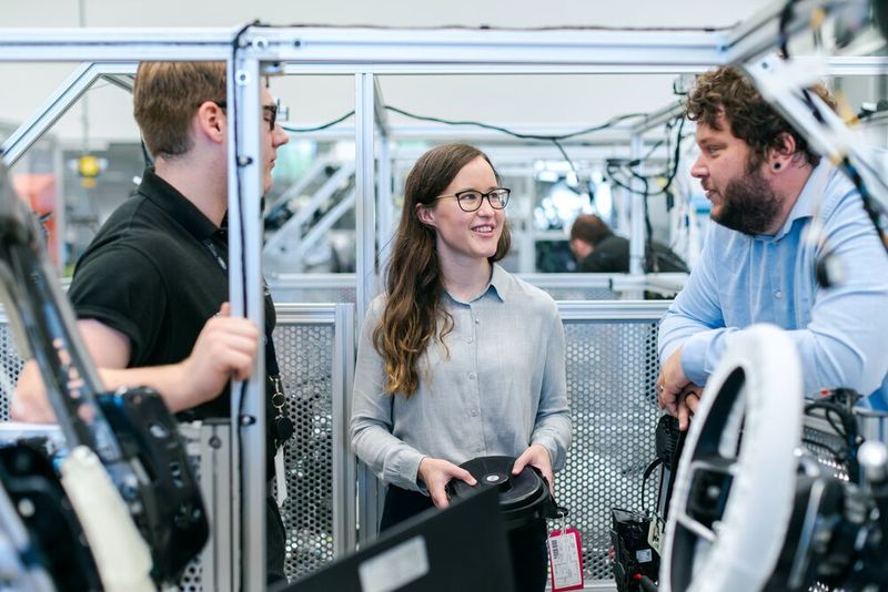 Das Konzept geht auch über Technologiefragen hinaus: Auch besondere Führungsqualitäten sind für eine erfolgreiche Transformation unerlässlich. Industrie 5.0 soll den Menschen wieder mehr ins Zentrum rücken.
